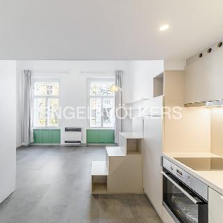 Pronájem bytu 1+kk a garsoniéry 36 m² Praha, Pernerova