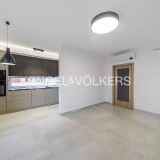 Pronájem bytu 3+kk 74 m² Praha, V Holešovičkách