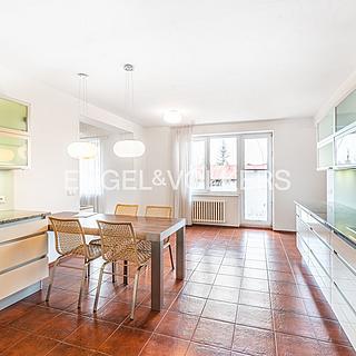 Pronájem bytu 5+1 a více 293 m² Praha