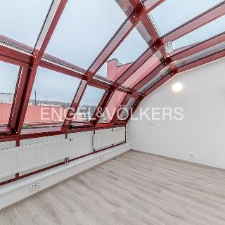 Pronájem bytu 4+1 80 m² Praha, Pod Klamovkou