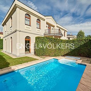 Pronájem vily 243 m&sup2; Praha