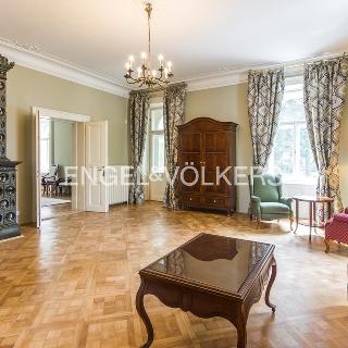 Pronájem rodinného domu 827 m² Praha, Ke dvoru