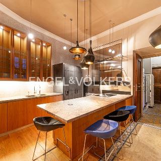 Pronájem bytu 4+1 145 m² Praha, Thunovská