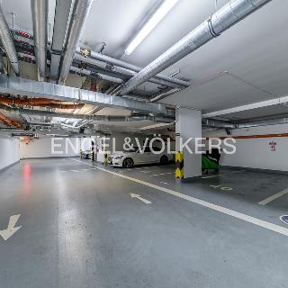 Pronájem parkovacího místa 11 m² Praha, Mozartova