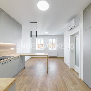 Pronájem bytu 2+kk 49 m² Praha, U Santošky