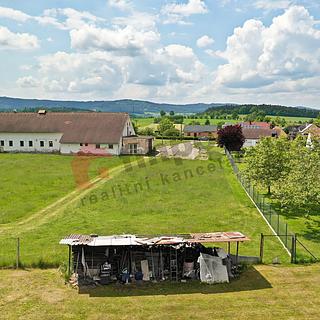 Prodej stavební parcely 2376 m&sup2; Lipí