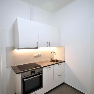 Pronájem bytu 1+kk a garsoniéry 32 m² Praha, U Nikolajky