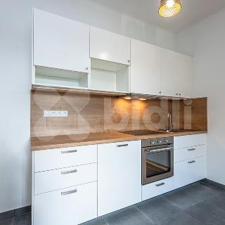 Pronájem bytu 1+kk a garsoniéry 36 m² Praha, Konšelská