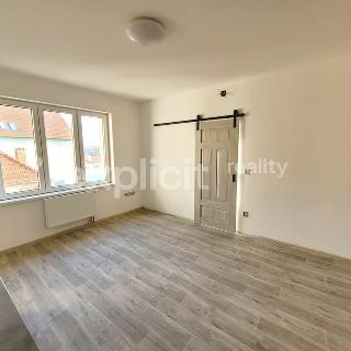 Pronájem bytu 1+1 32 m² Bzenec, náměstí Svobody