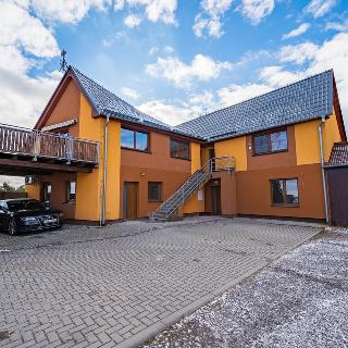 Prodej bytu 2+1 79 m² Vinařice, 