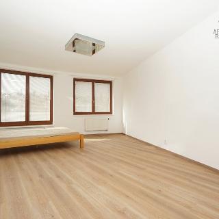 Pronájem bytu 1+kk a garsoniéry 35 m² Praha, Dvorecká