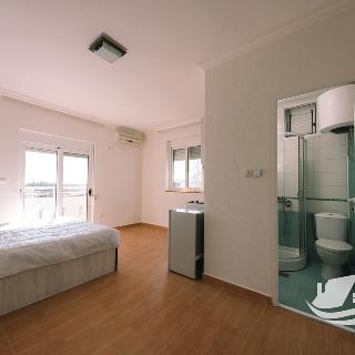 Prodej bytu 1+kk a garsoniéry 24 m² v Černé Hoře