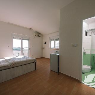 Prodej bytu 1+kk a garsoniéry 24 m² v Černé Hoře