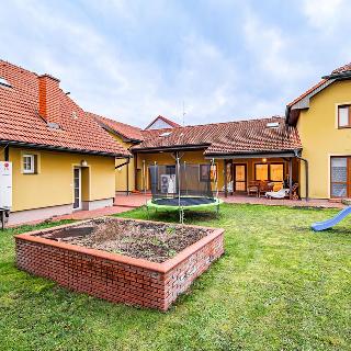 Prodej rodinného domu 358 m² Mochov, Ruská