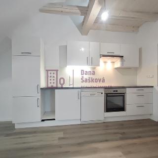 Pronájem bytu 3+kk 64 m² Jindřichův Hradec, nám. Míru