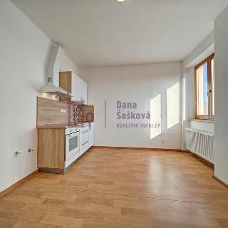 Pronájem bytu 1+kk a garsoniéry 20 m² Jindřichův Hradec, nám. Míru