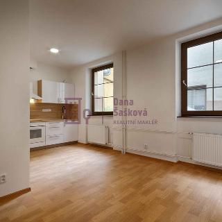 Pronájem bytu 1+kk a garsoniéry 24 m² Jindřichův Hradec, nám. Míru