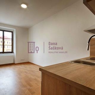 Pronájem bytu 1+kk a garsoniéry 20 m² Jindřichův Hradec, nám. Míru