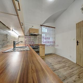 Pronájem bytu 1+1 28 m² Jindřichův Hradec, nám. Míru