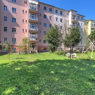 Prodej bytu 2+kk 37 m² Hradec Králové, Bratří Čapků