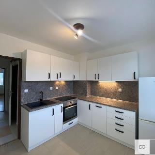 Pronájem bytu 2+1 49 m² Luštěnice, 