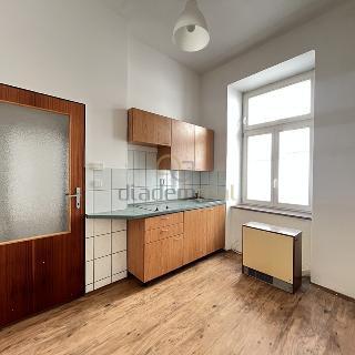 Pronájem bytu 1+1 31 m² Jindřichův Hradec, nám. Míru