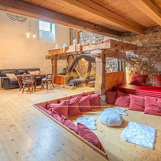 Prodej hotelu, penzionu 590 m&sup2; Uzeničky