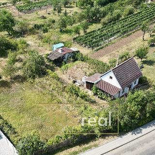 Prodej stavební parcely 900 m² Hrušky