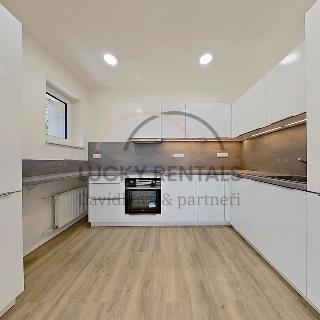 Pronájem bytu 3+kk 82 m² Praha, Pod Děvínem