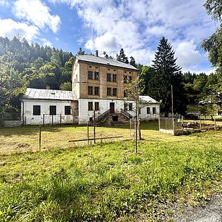 Prodej rodinného domu 1220 m&sup2; Planá