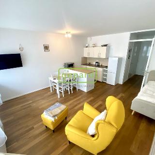 Pronájem bytu 1+kk a garsoniéry 44 m² Řevnice, Pod Lipami