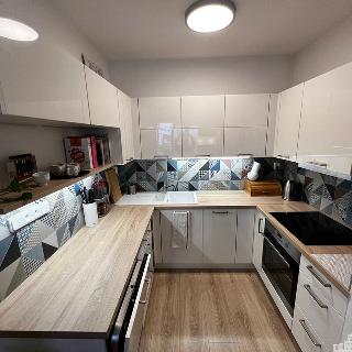 Pronájem bytu 3+kk 80 m² Praha, Velenovského