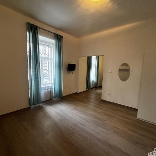 Pronájem bytu 1+1 32 m² Praha, Charkovská