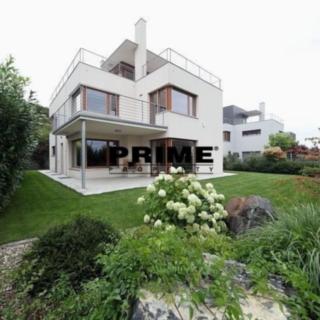 Pronájem rodinného domu 469 m² Praha