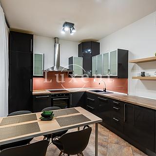 Pronájem bytu 3+1 101 m² Praha Holešovice