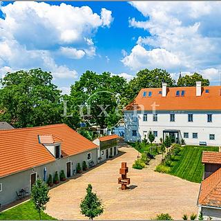 Prodej hotelu, penzionu 1114 m&sup2; Hluboká nad Vltavou