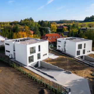 Prodej rodinného domu 400 m² Velké Popovice