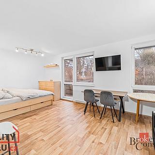 Prodej bytu 1+kk a garsoniéry 37 m² Praha Modřany, Komořanská
