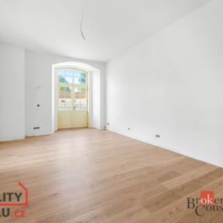 Prodej bytu 1+kk a garsoniéry 47 m² Jince, Slavíkova