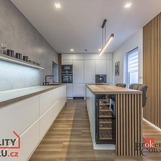 Prodej rodinného domu 291 m&sup2; Zlonín