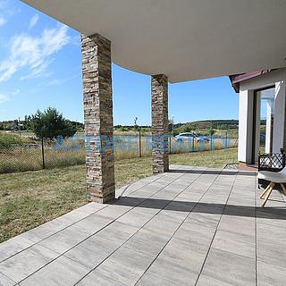 Pronájem rodinného domu 370 m² Trnová