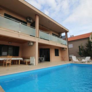 Prodej rodinného domu, 453m²