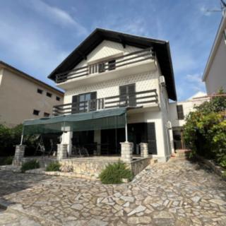 Prodej rodinného domu, 306m²