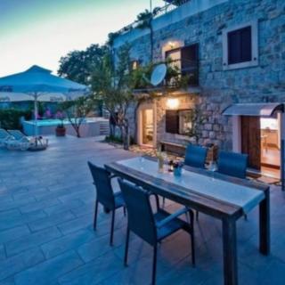 Prodej rodinného domu, 330m²