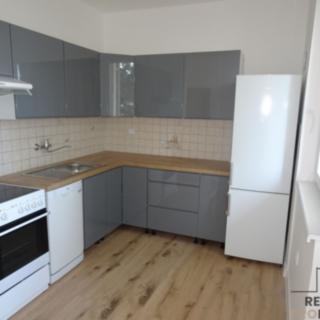 Pronájem bytu 3+1 82 m² Pardubice Bílé Předměstí, Bělobranské náměstí