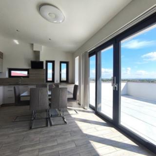 Pronájem bytu 3+kk 91 m² Holasice