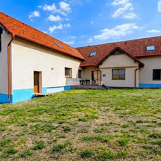 Prodej rodinného domu 210 m&sup2; Hostín