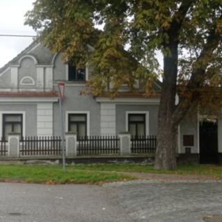 Pronájem rodinného domu 250 m² Hradec Králové