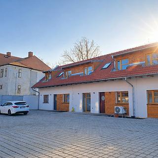 Prodej rodinného domu 96 m² Stochov, náměstí u dubu