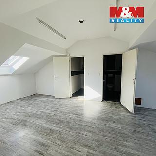 Pronájem kanceláře 101 m&sup2; Český Těšín